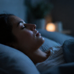 Abstrakte Visualisierung der Gehirnaktivität während der Tiefschlafphase zur Veranschaulichung der körperlichen Regeneration.